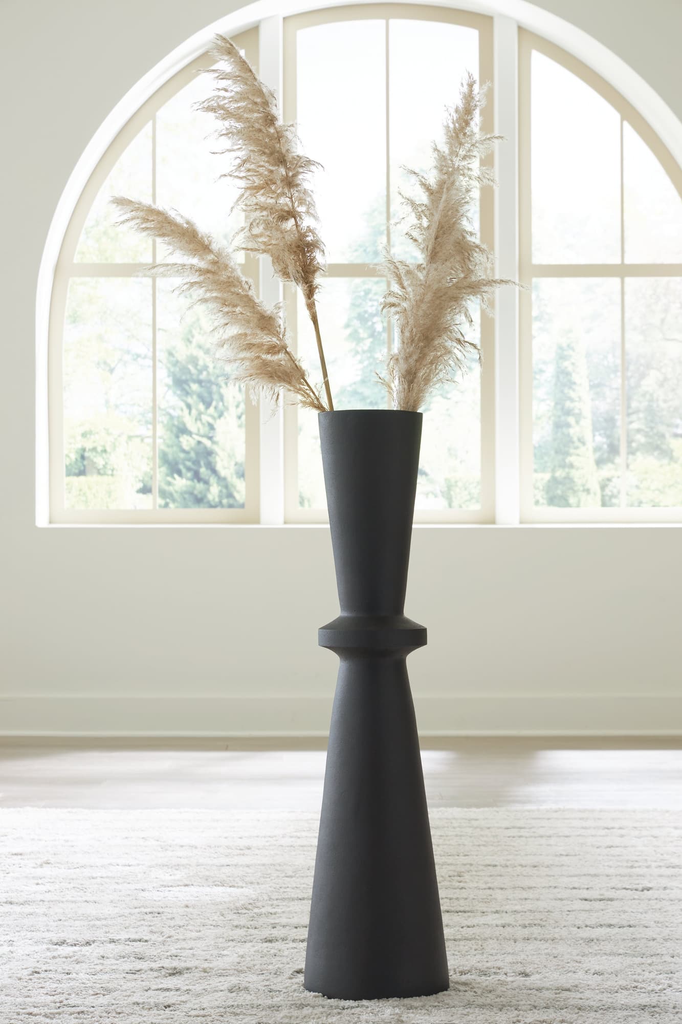 Collisten Black Vase front view