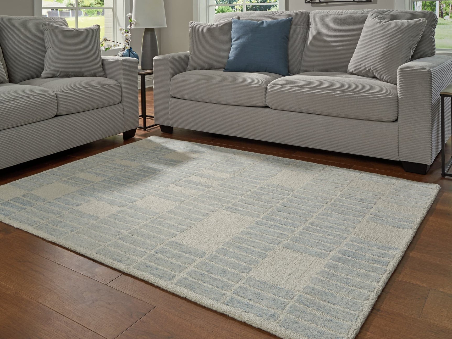 Dylanton Ivory and Blue 5x7 Area Rug front view