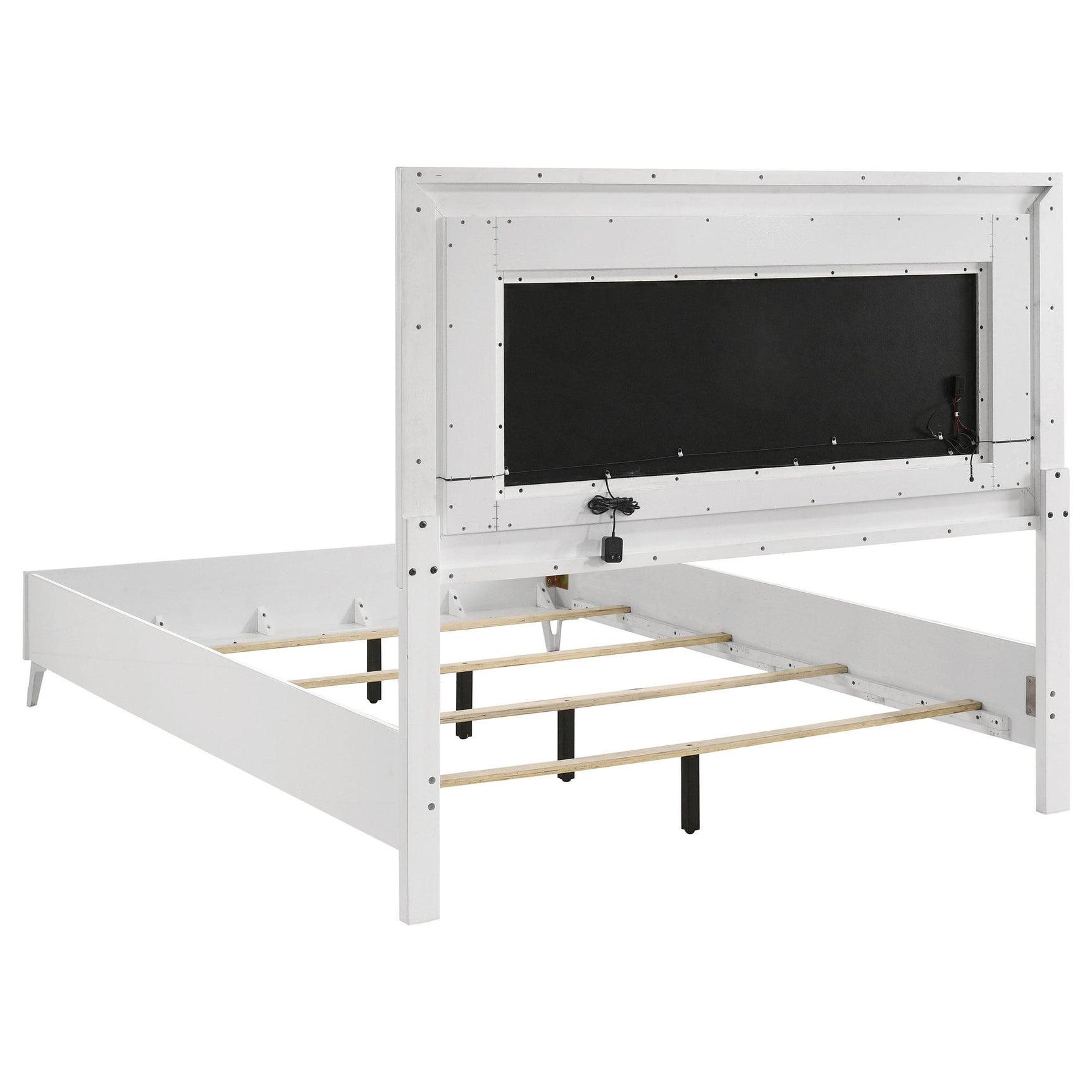 Low footboard with high-gloss white finish on Cassia Queen bed