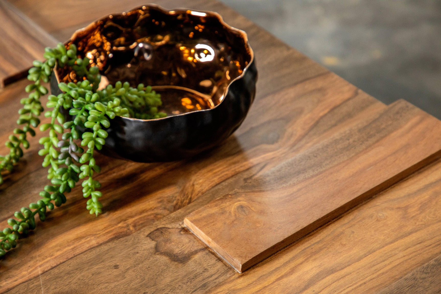 Close-up detail of sheesham wood grain and finish on Skeet coffee table