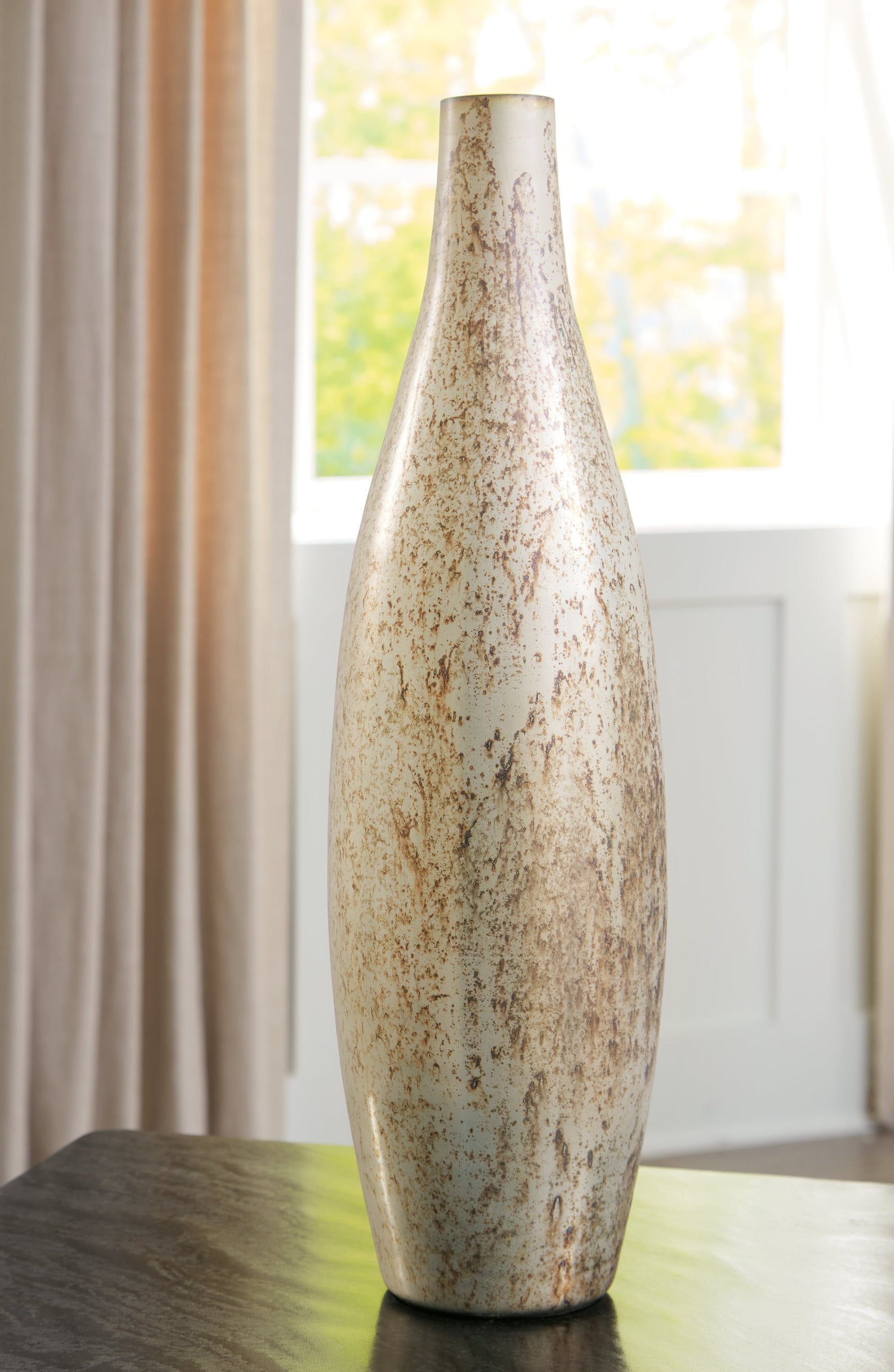 Plawite vase full height view