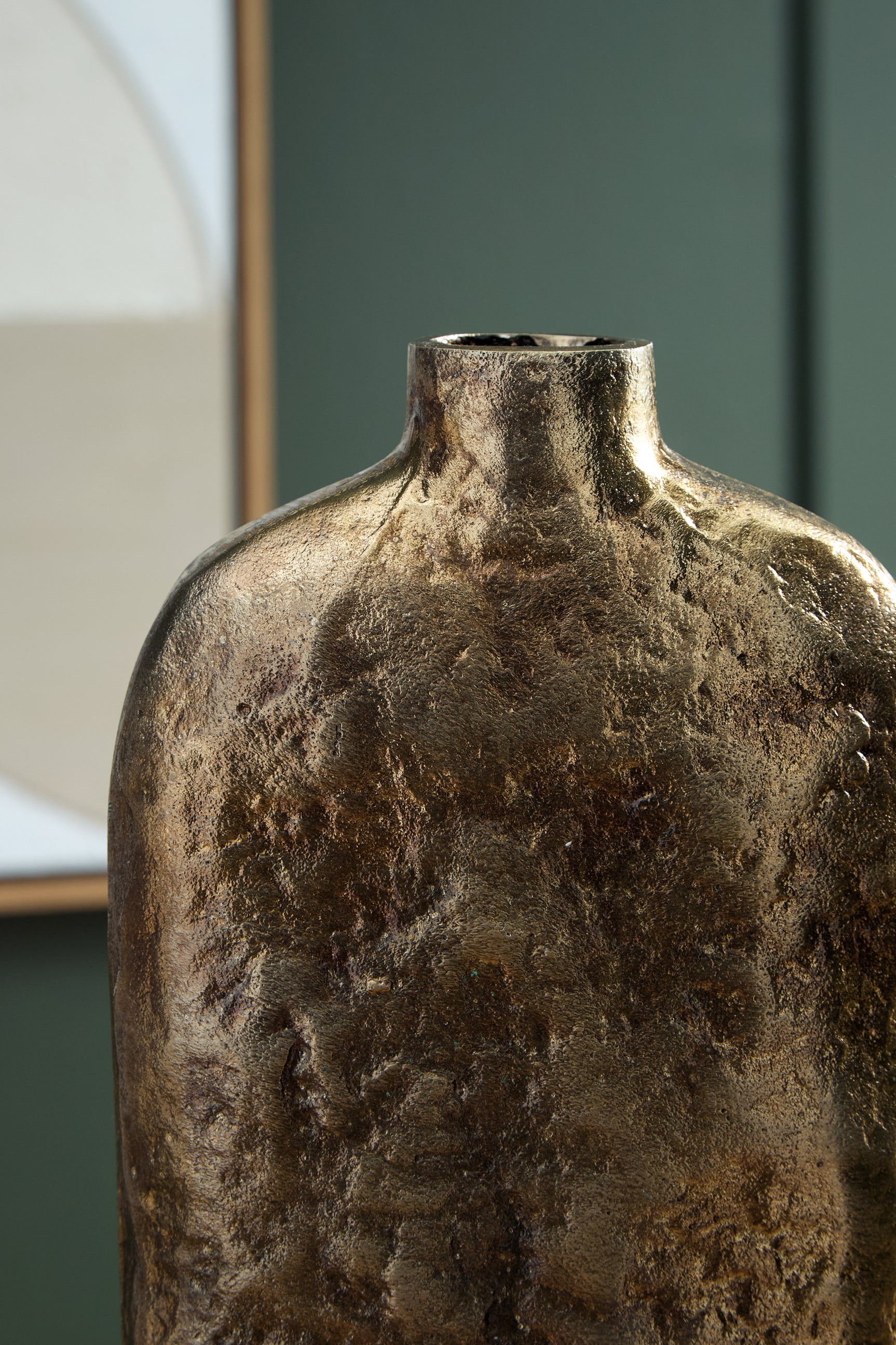 Wallmond Larger Twin Vase ornamental detail