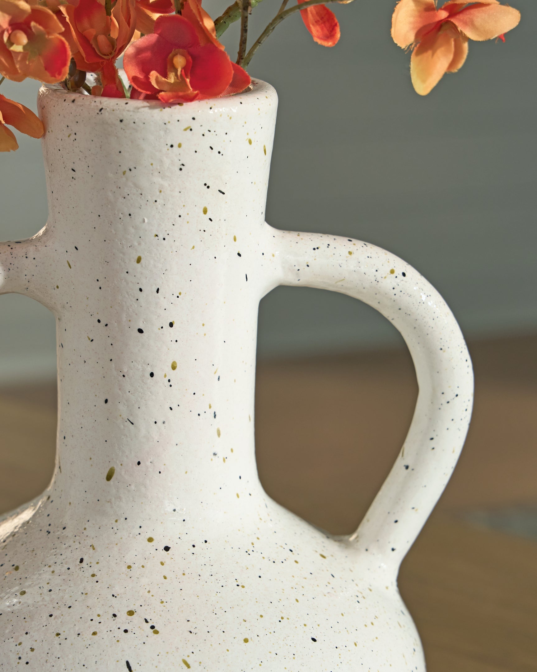 Dallinworth Vase detailed view of handle and finish