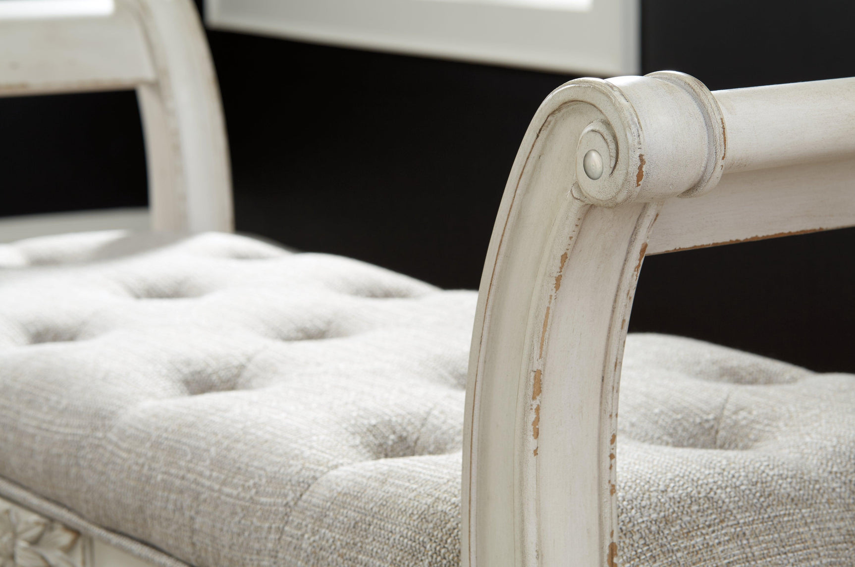 Realyn Antique White Accent Bench seat cushion detail
