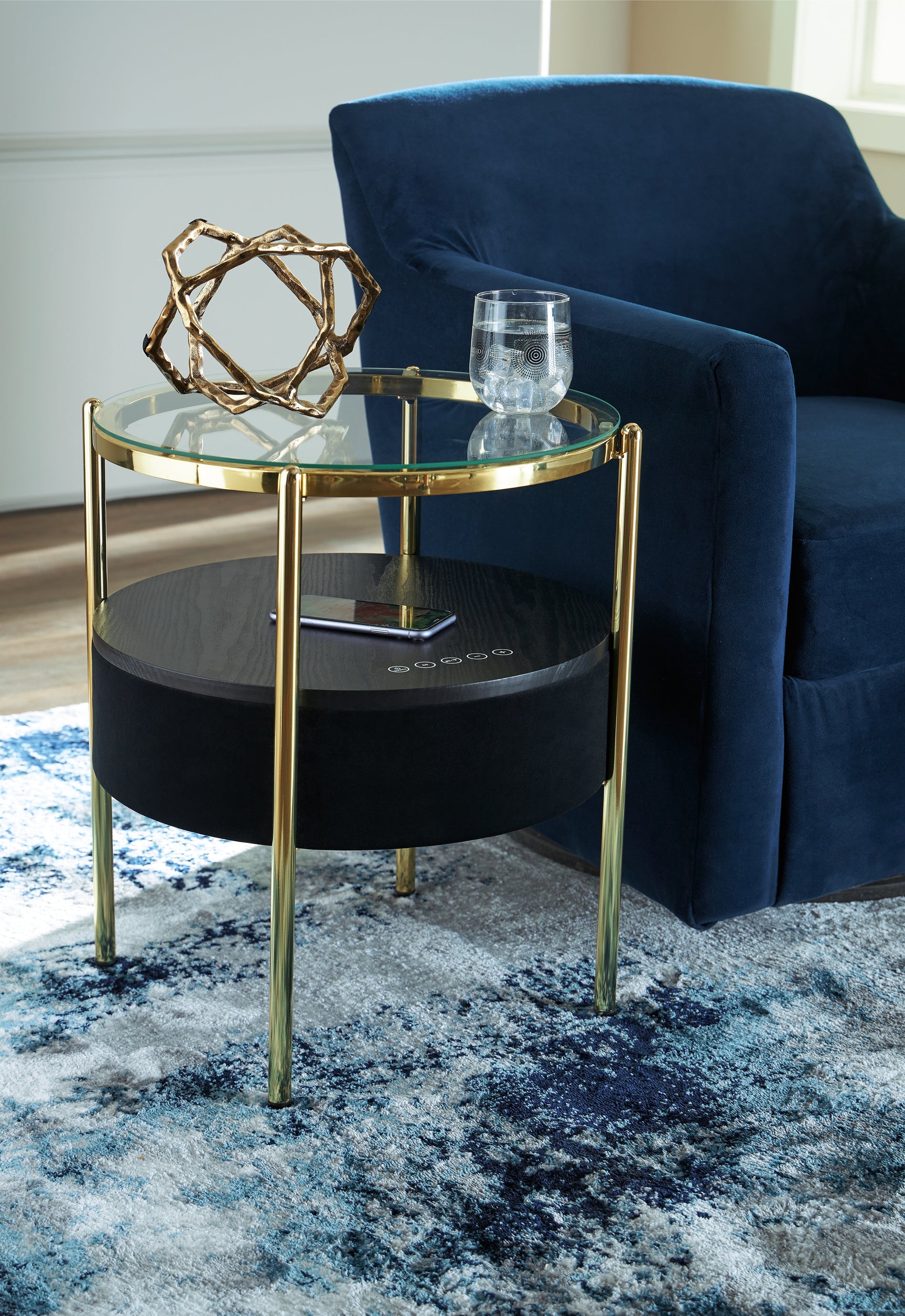 Close-up of wireless charging on the Nedman accent table