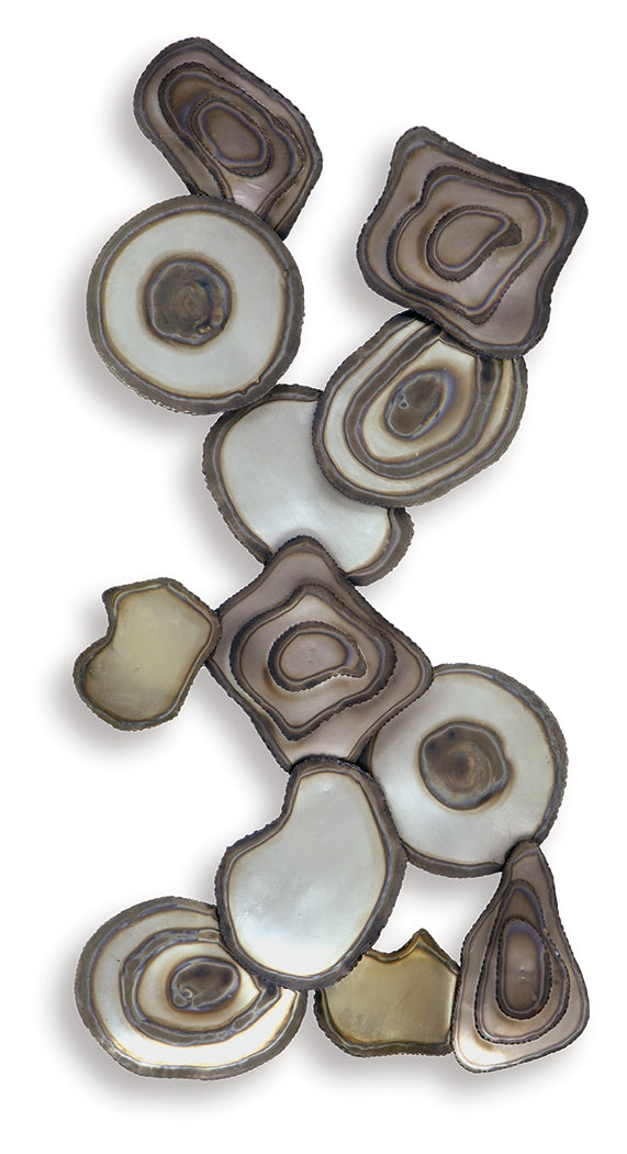Worthman Multi Wall Decor head-on with light reflection