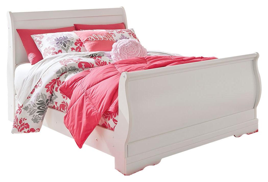 Close-up of Anarasia white sleigh bed headboard
