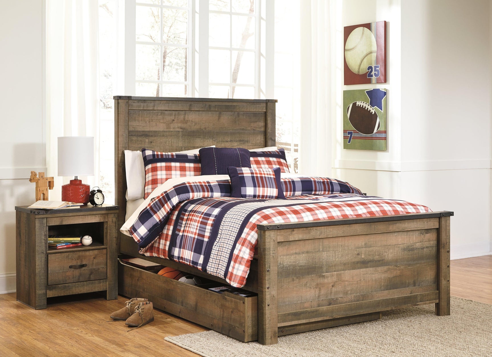 Close up of panel design on headboard of Trinell full panel bed