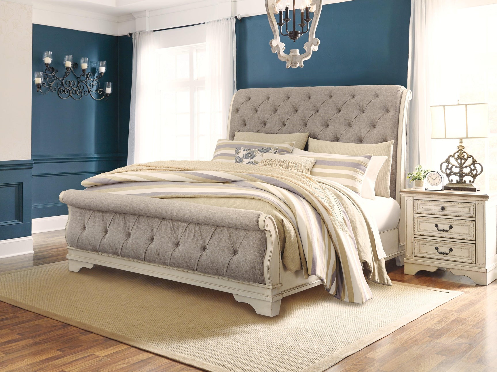 Realyn Chipped White Queen Upholstered Sleigh Bed corner detail