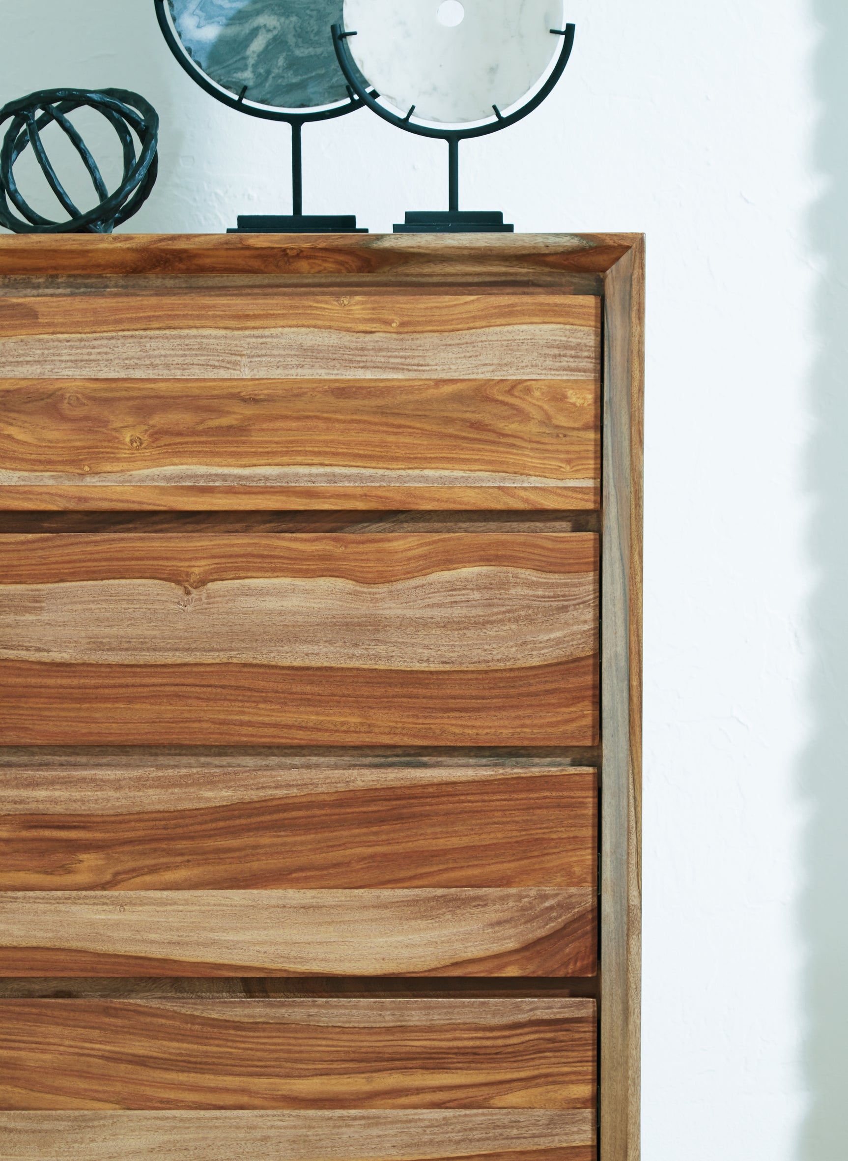 Dressonni Chest drawer glide detail