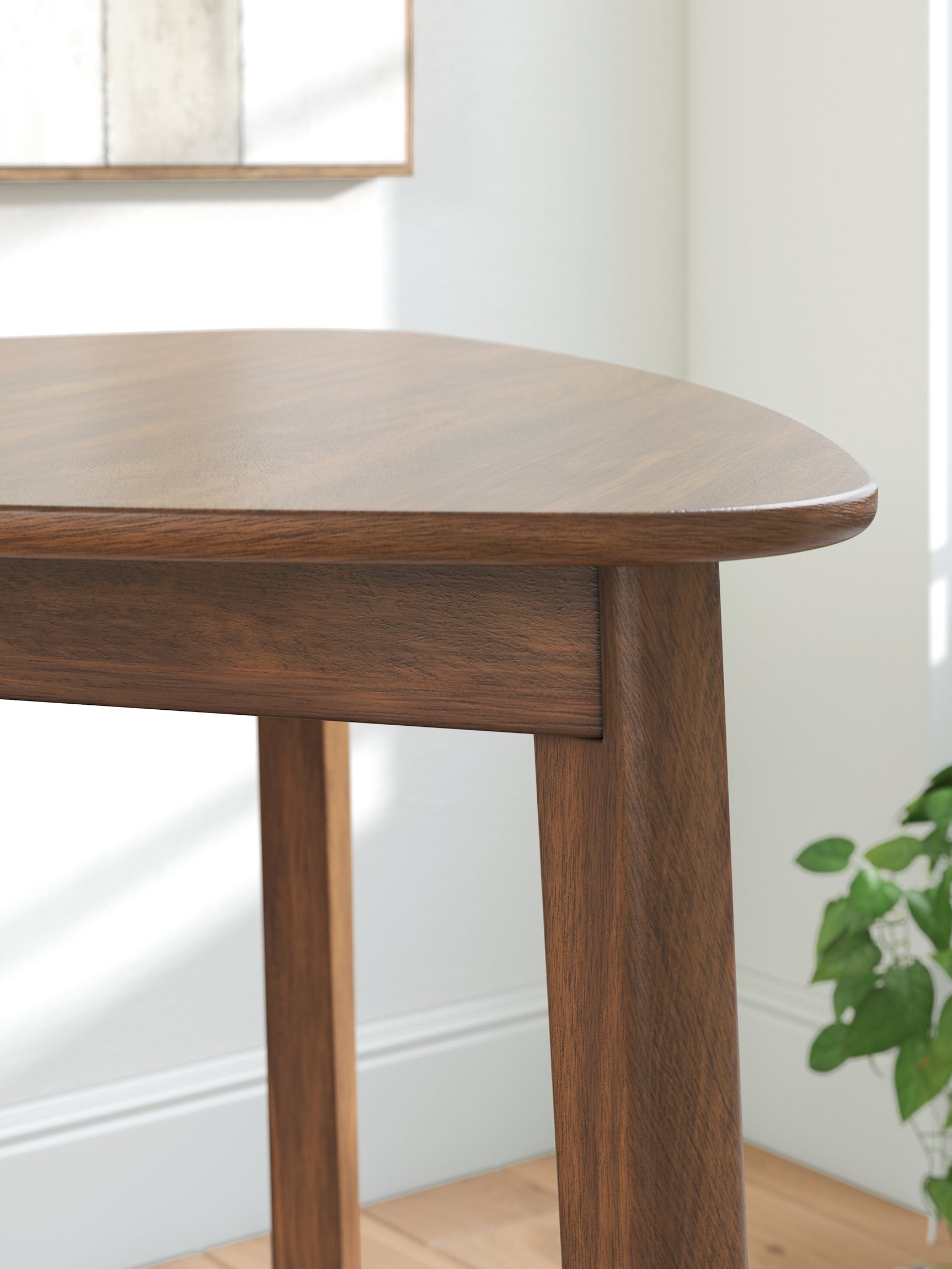 Close-up of Tameride dining table wood grain and finish