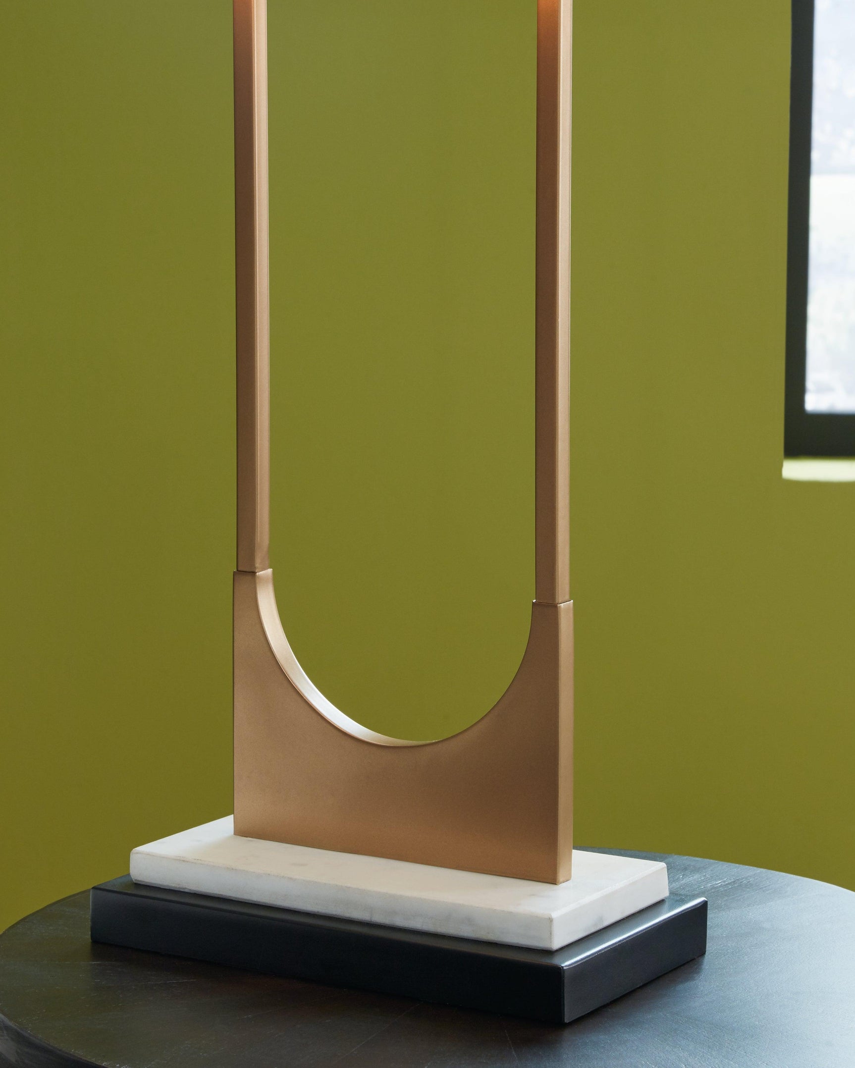 Detail of Malana table lamp's white marble base and brass metal finish