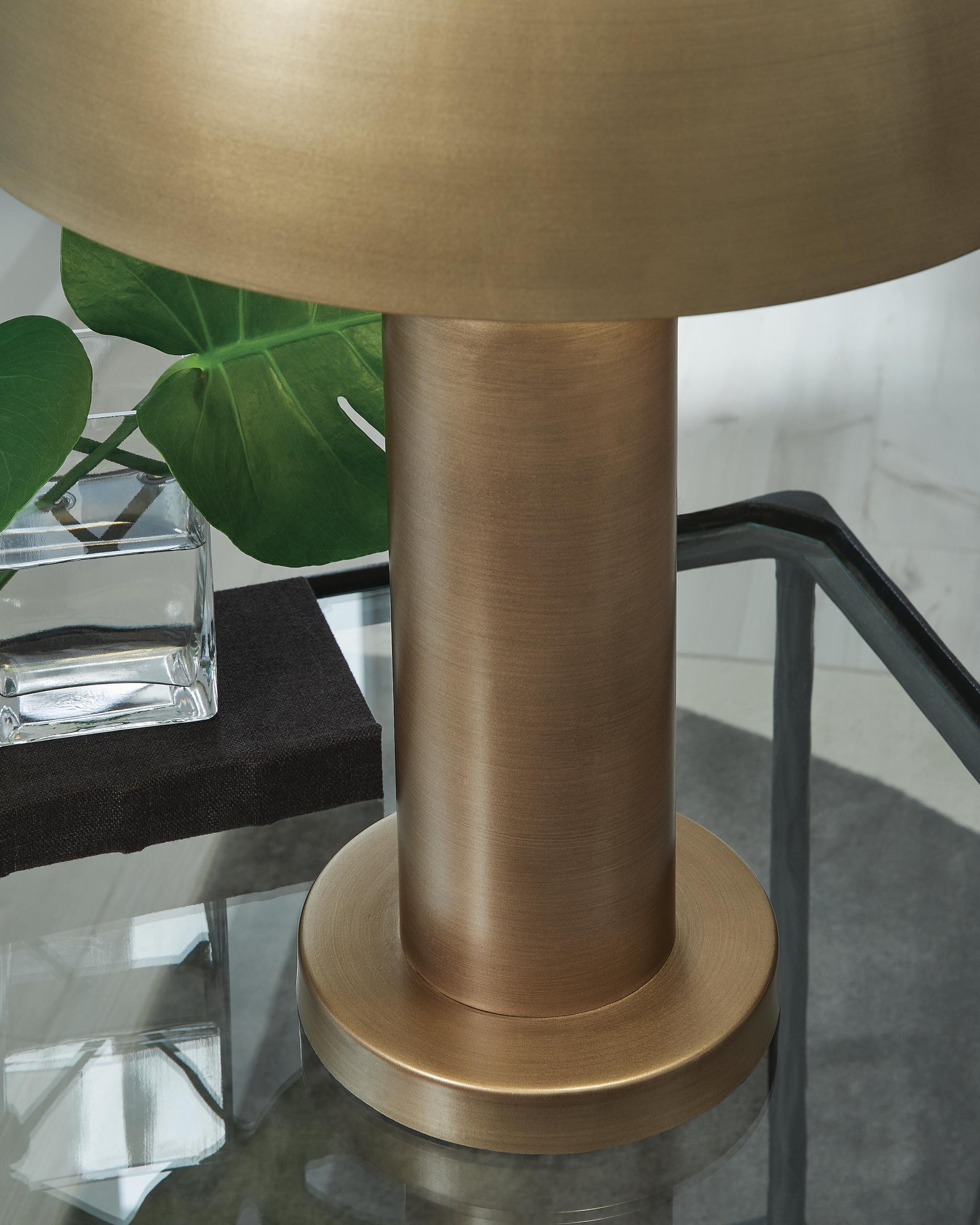 Detail of Wendfield table lamp antique gold finish