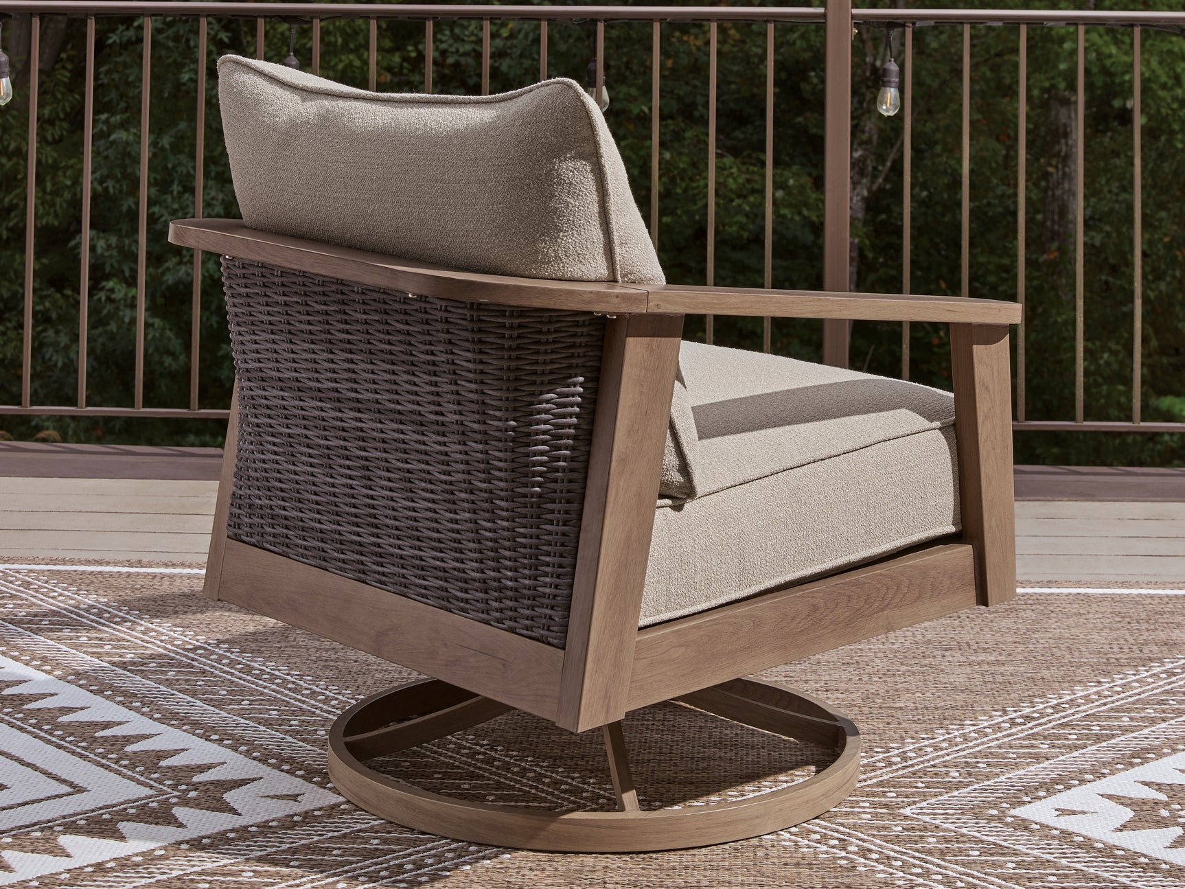 Detail of swivel mechanism on Harmony Headlands lounge chair
