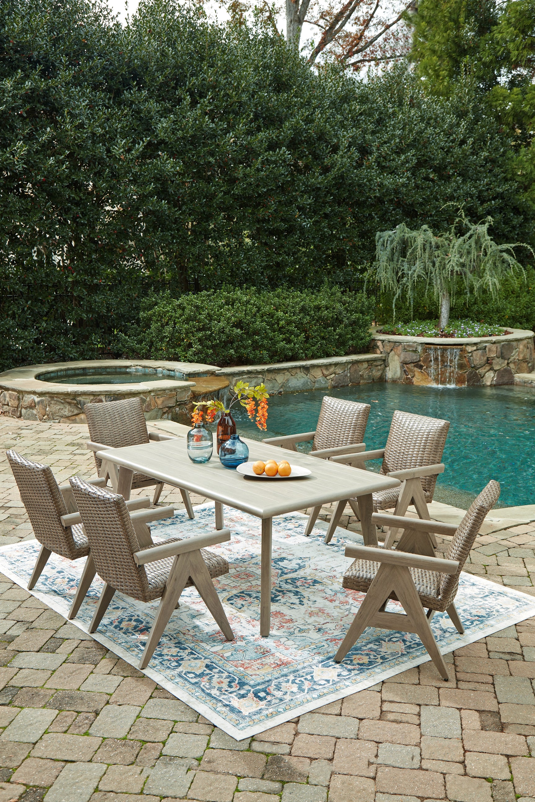 Set with quick-dry foam cushions on chairs