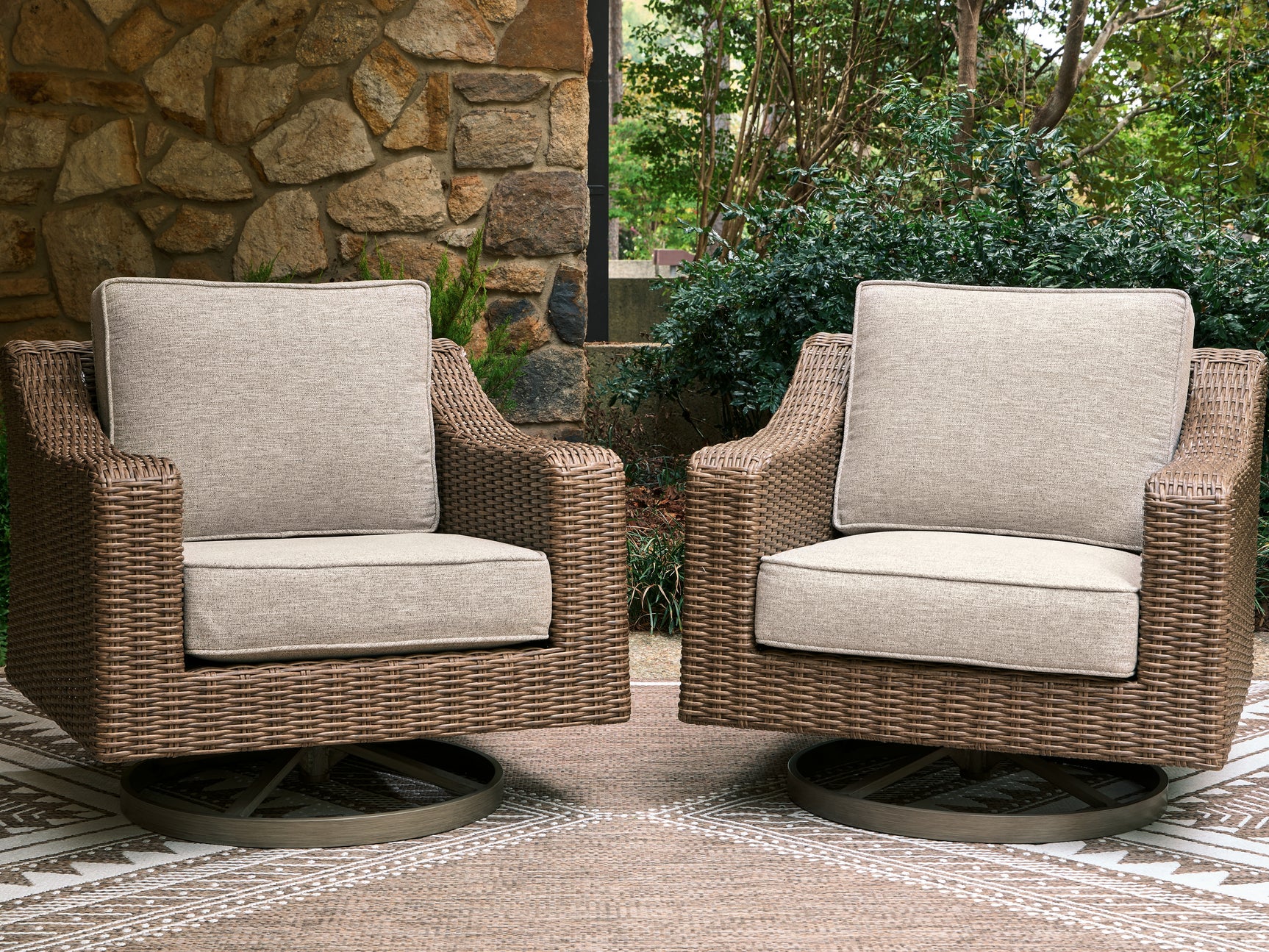 Laguna Heights swivel lounge lounge chair outdoor setting