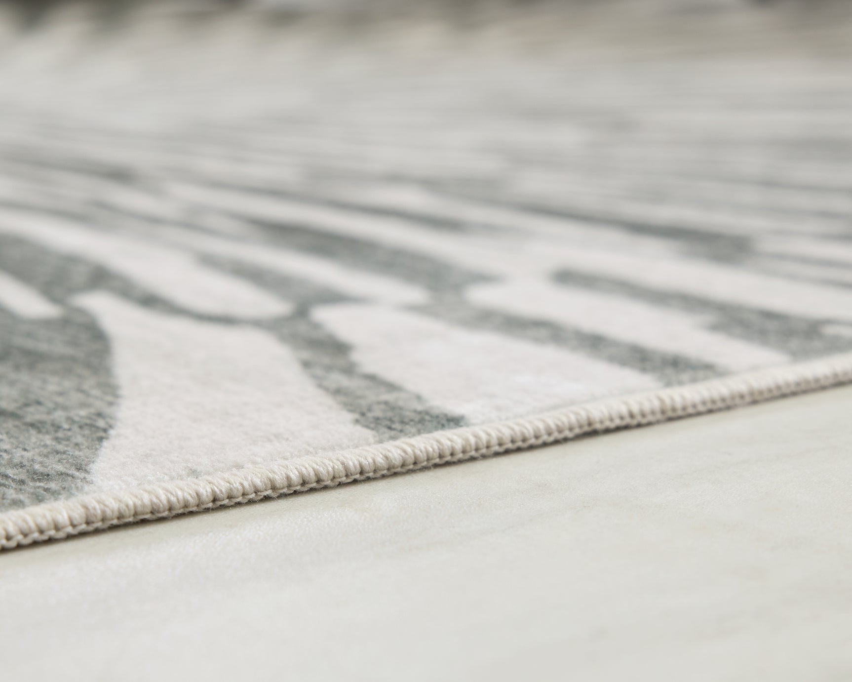 Verland Gray/White Washable 5' x 7' Area Rug