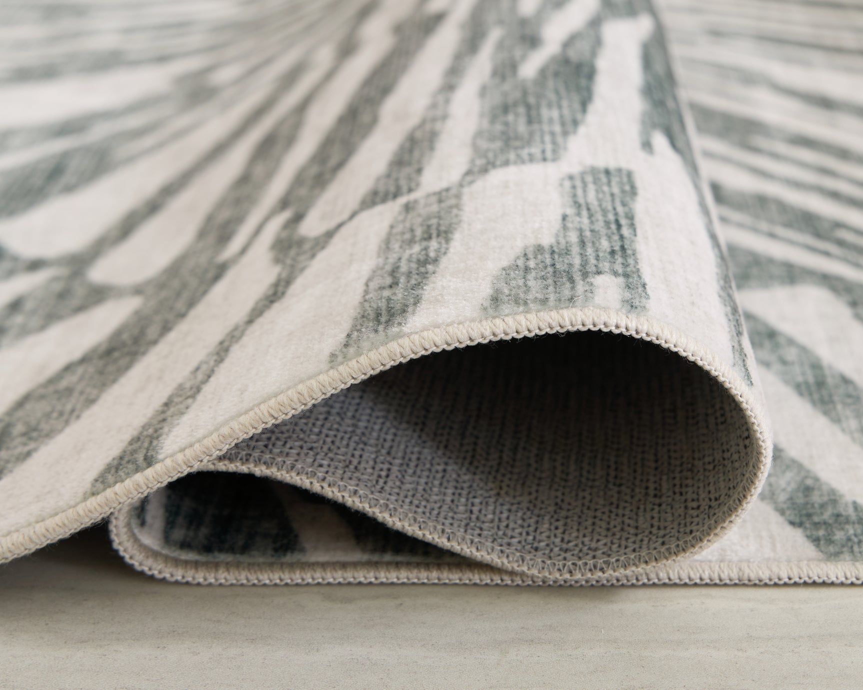 Verland Gray/White Washable 5' x 7' Area Rug