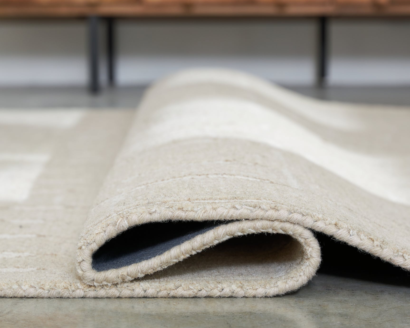 Edge detail of Wolbert Tan/Ivory hand-tufted wool area rug