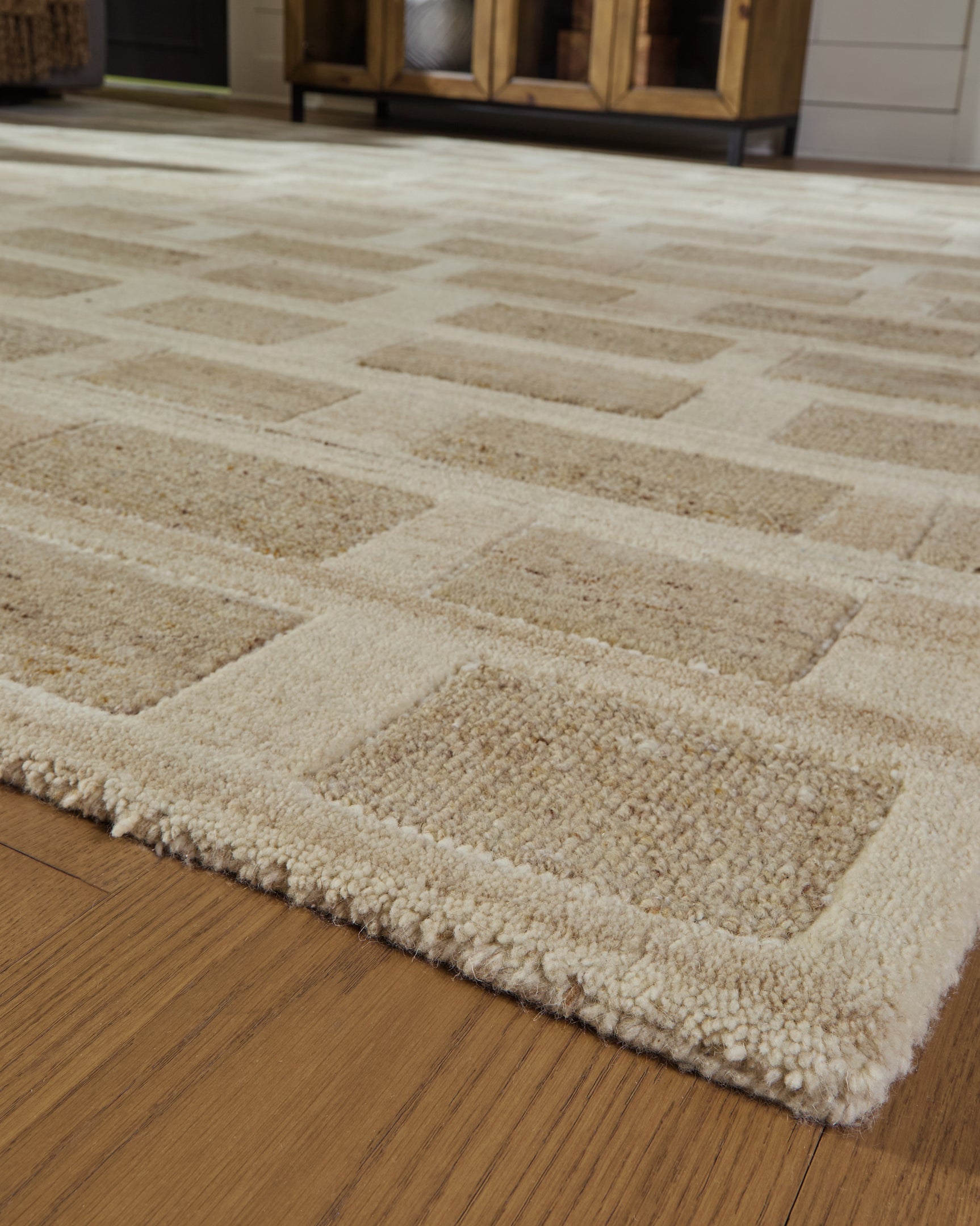 Rolled edge detail of Lisgrove tan brown white area rug