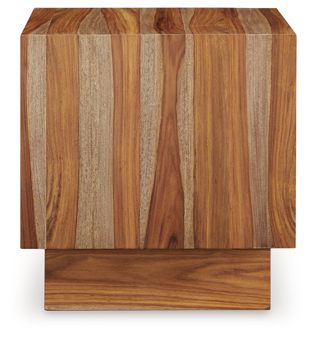 Woodgrain detail of Dressonni coffee table
