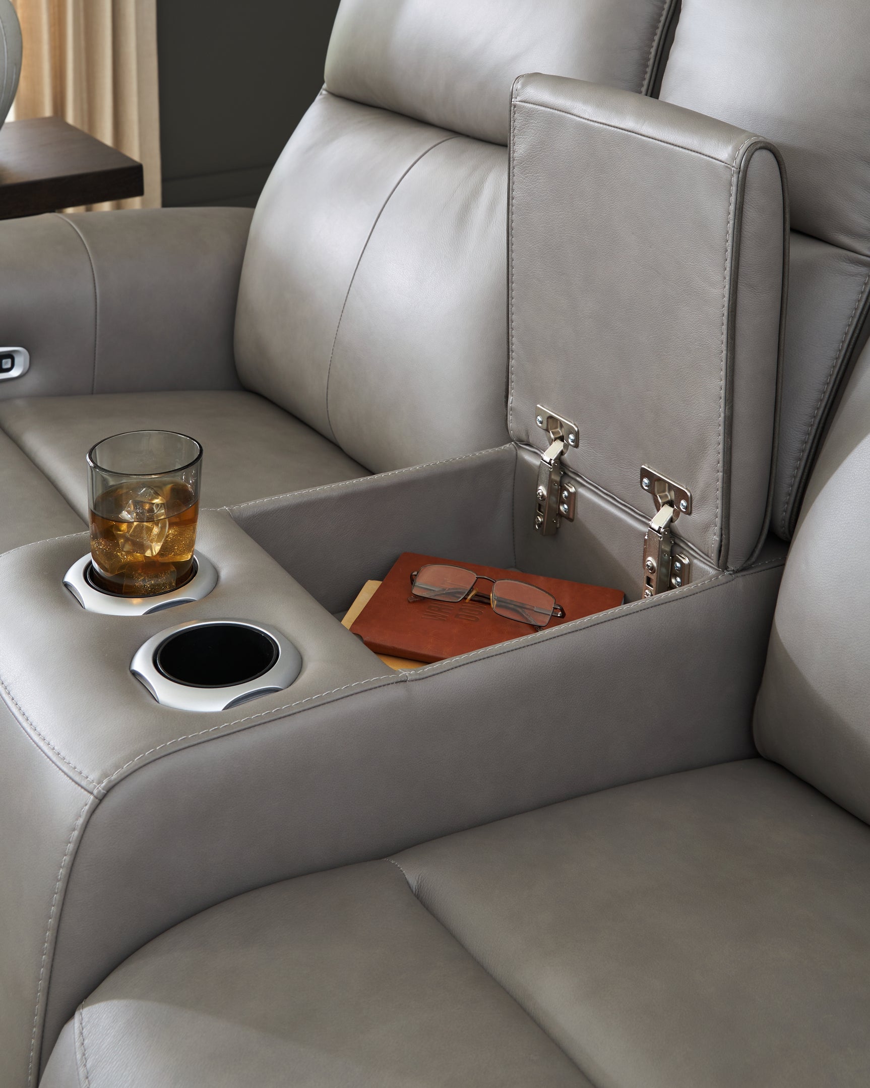 Center console of 5Z-Comfort loveseat with cup holders and storage