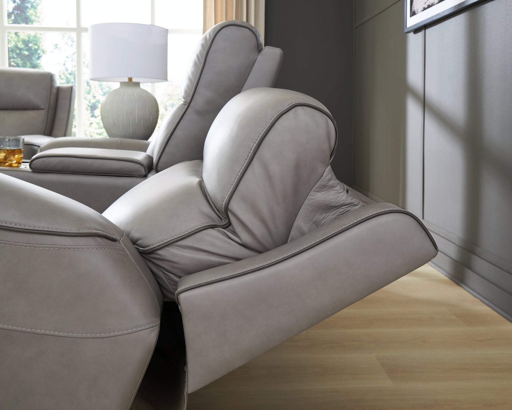 Close-up of Easy View™ adjustable headrest control