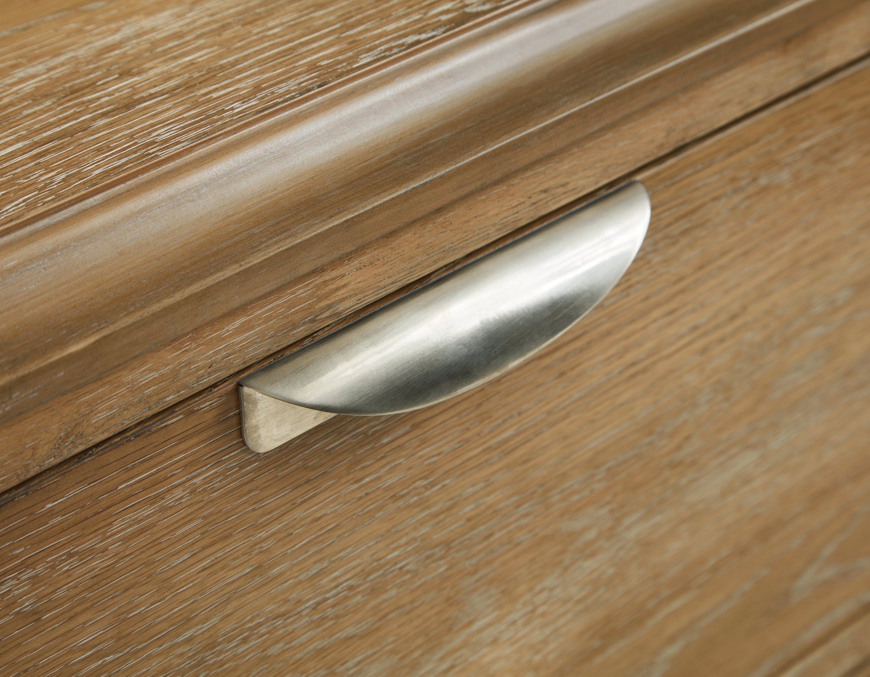 Rencott TV stand silver-tone handle detail