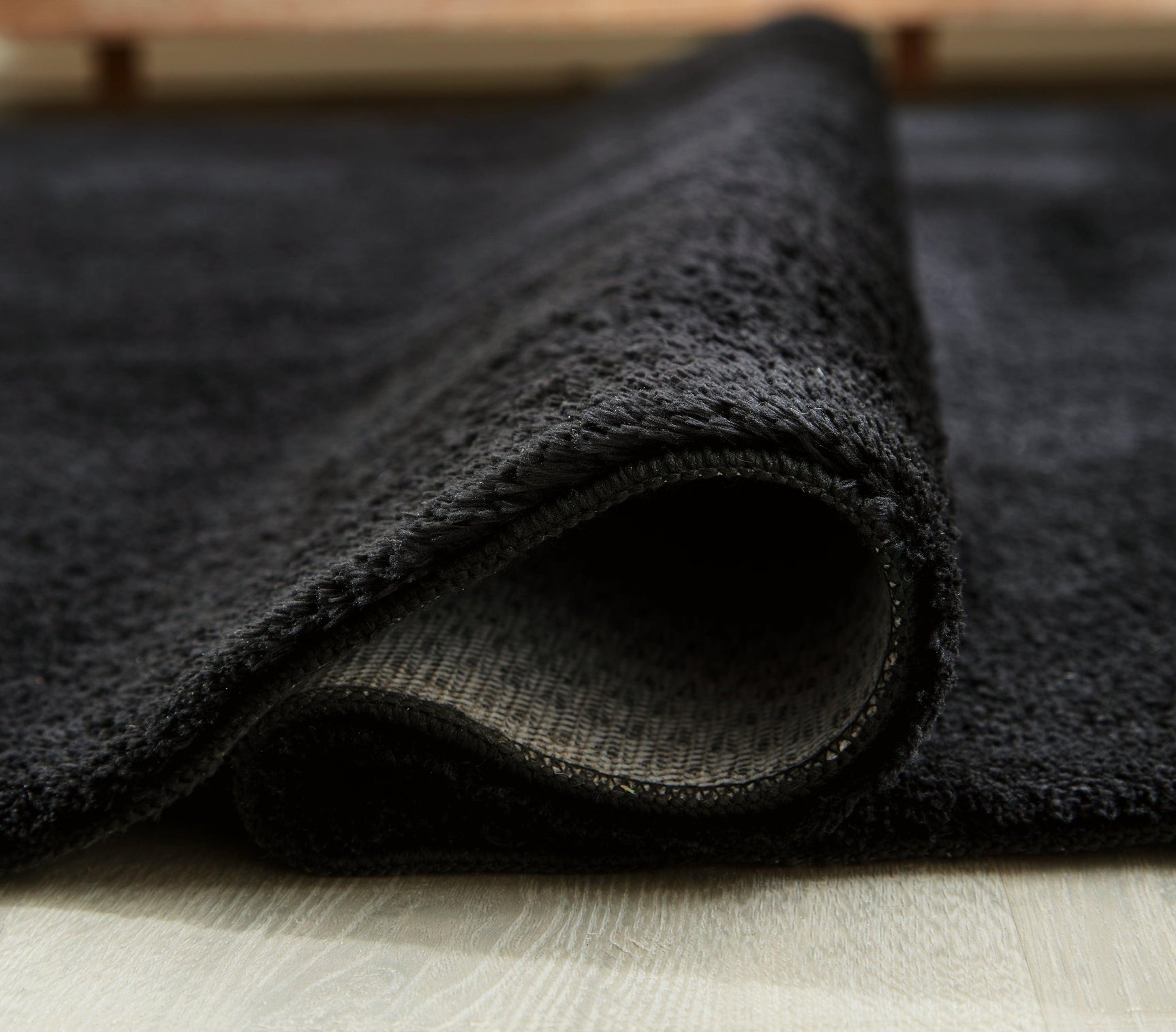 Anaben Black 5x7 rug in living room setting