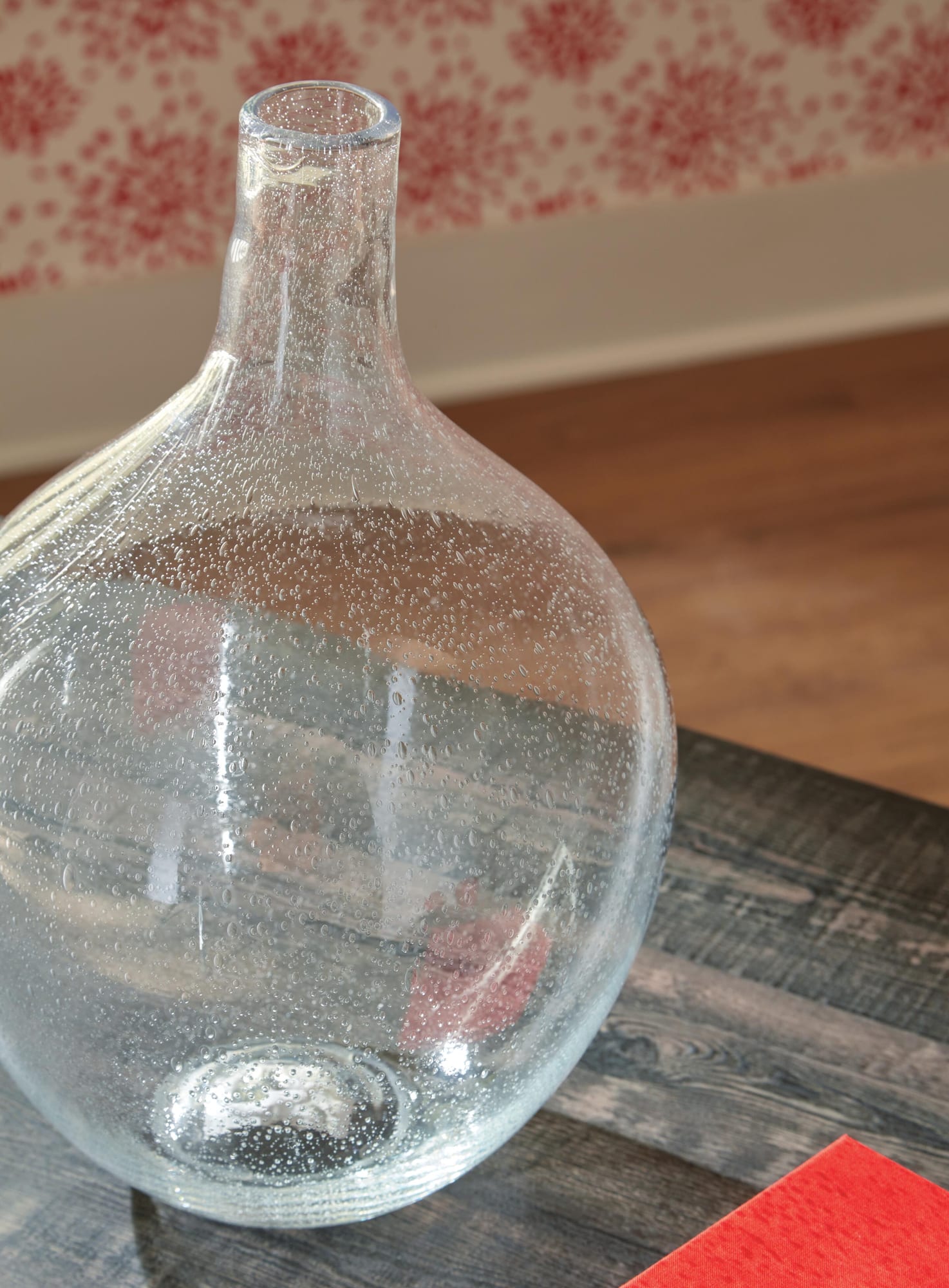 Kurthorne Clear Vase detail view