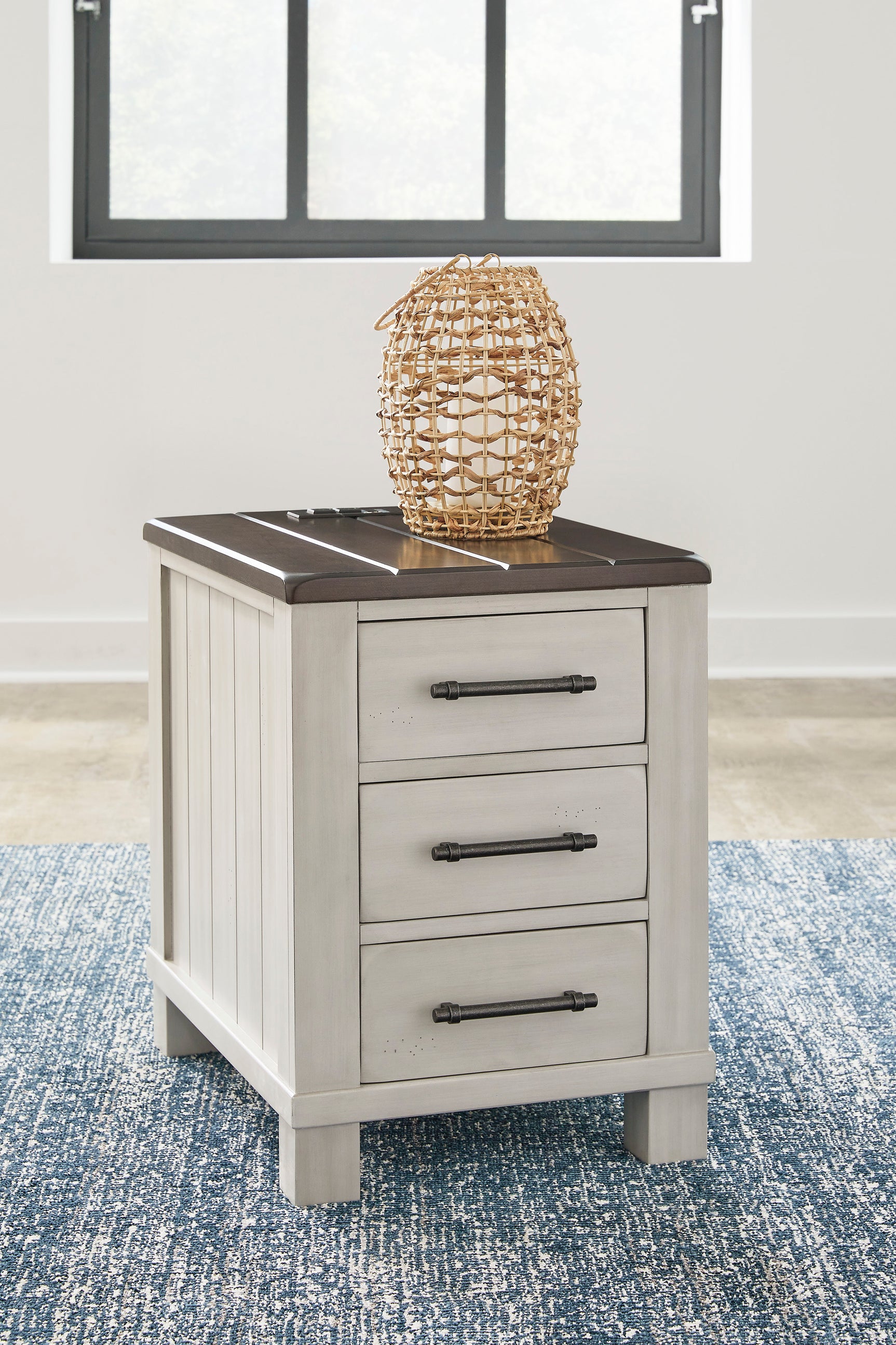 Detail of drawer with ball-bearing side glide