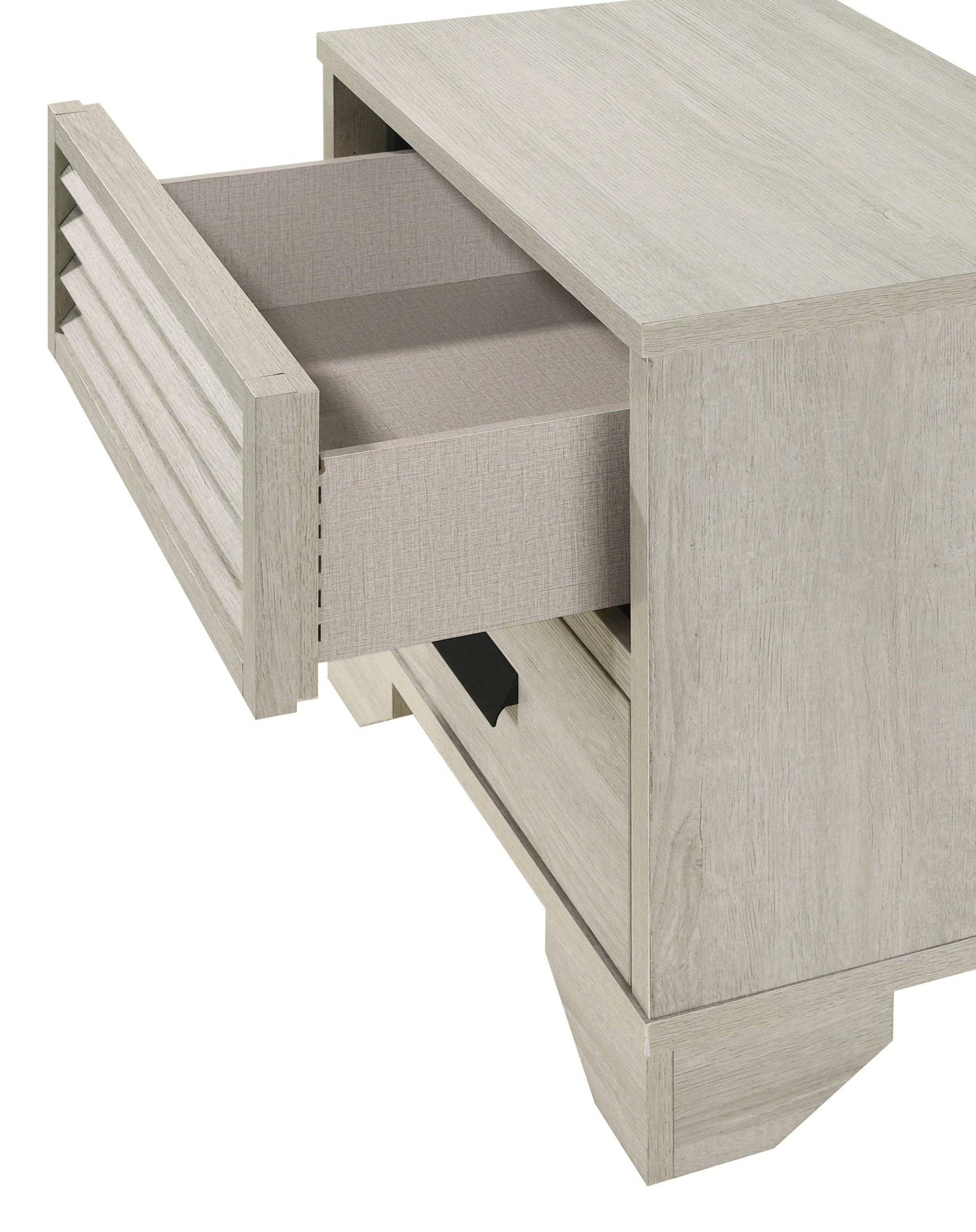 Sarter White Panel Queen Bed corner detail
