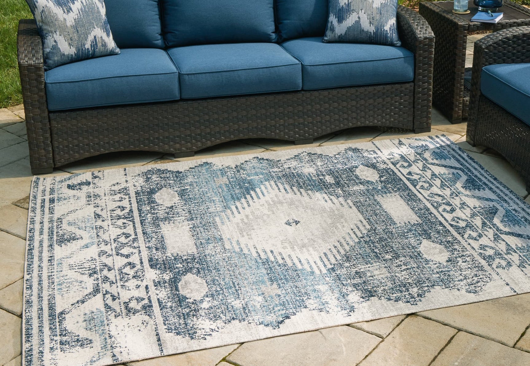 Daddridge blue gray ivory 8x10 area rug front view
