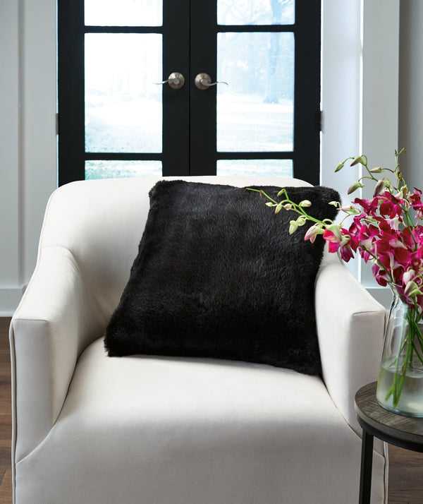Gariland Black Pillow set of 4 front view