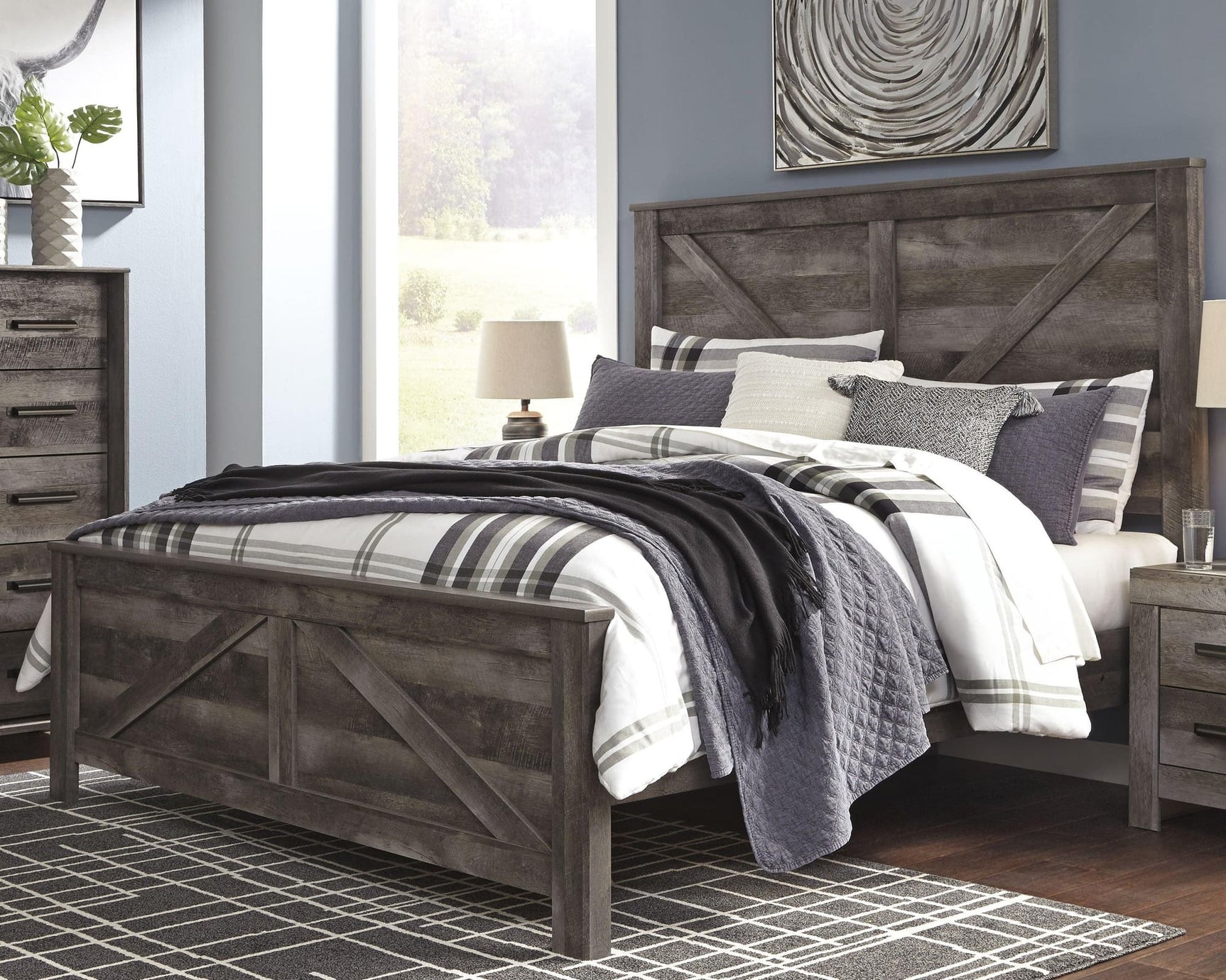Wynnlow Gray King Crossbuck Panel Bed front view