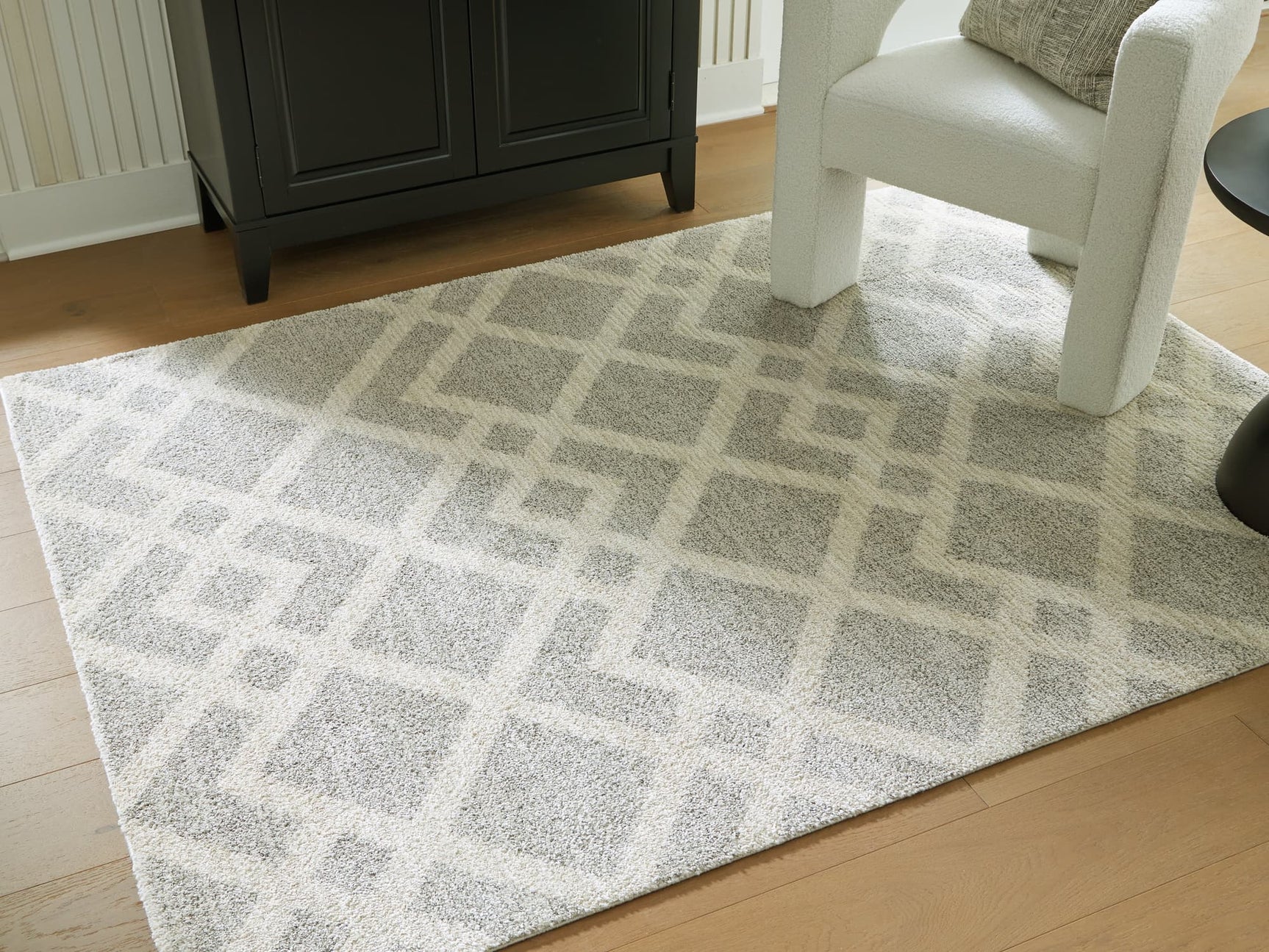 Unawick medium size gray and ivory geometric area rug front view