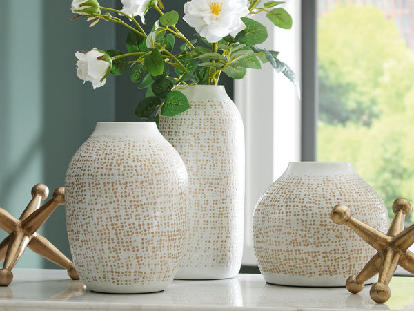 Vinburn accessory set with 3 white metal vases and 2 goldtone metal sculptures