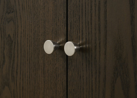 Detail of table leg design in Reseda set