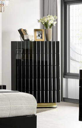 Lila Black Chest