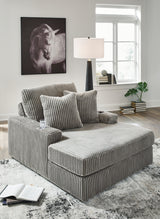 Lindyn Chaise showing cup holder closeup