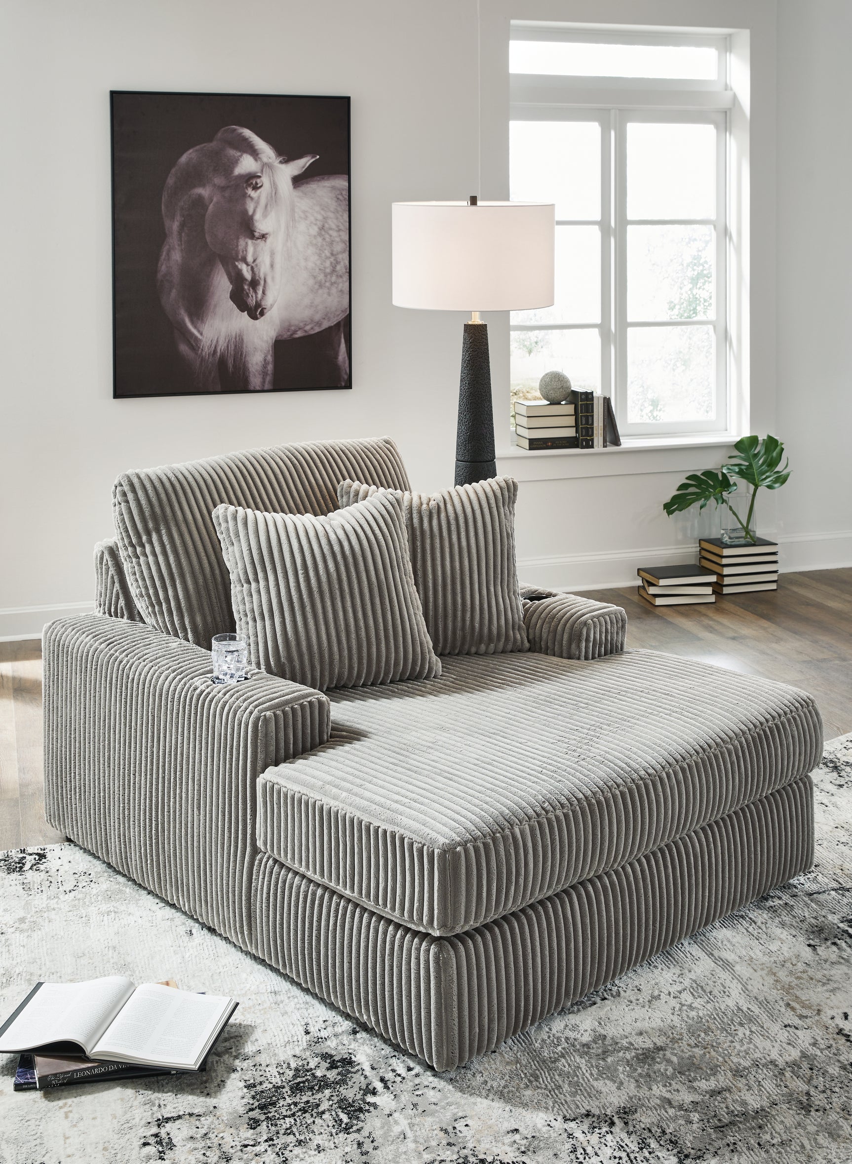 Lindyn Chaise showing cup holder closeup