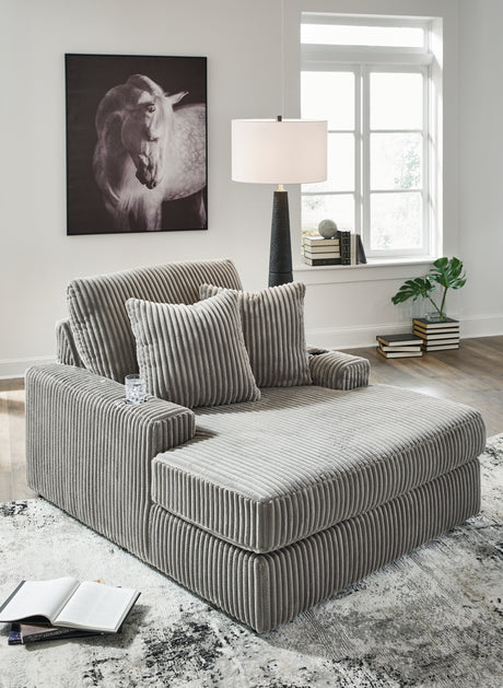 Lindyn Chaise showing cup holder closeup