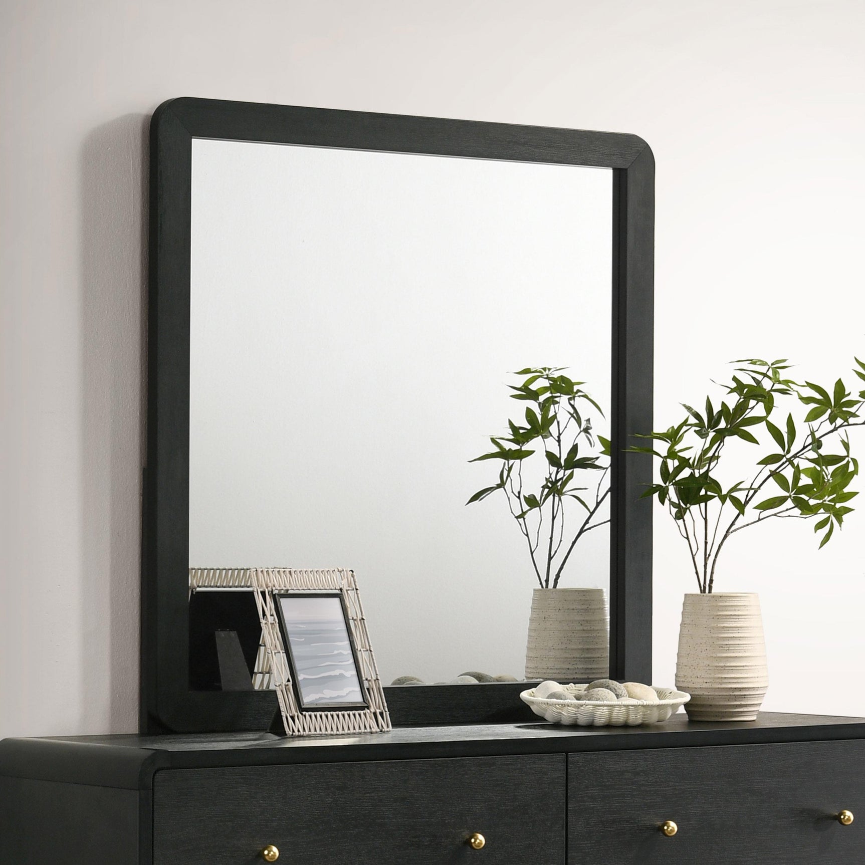 Cavelle dresser mirror corner frame detail