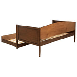Bozeman Daybed corner leg and wood grain detail