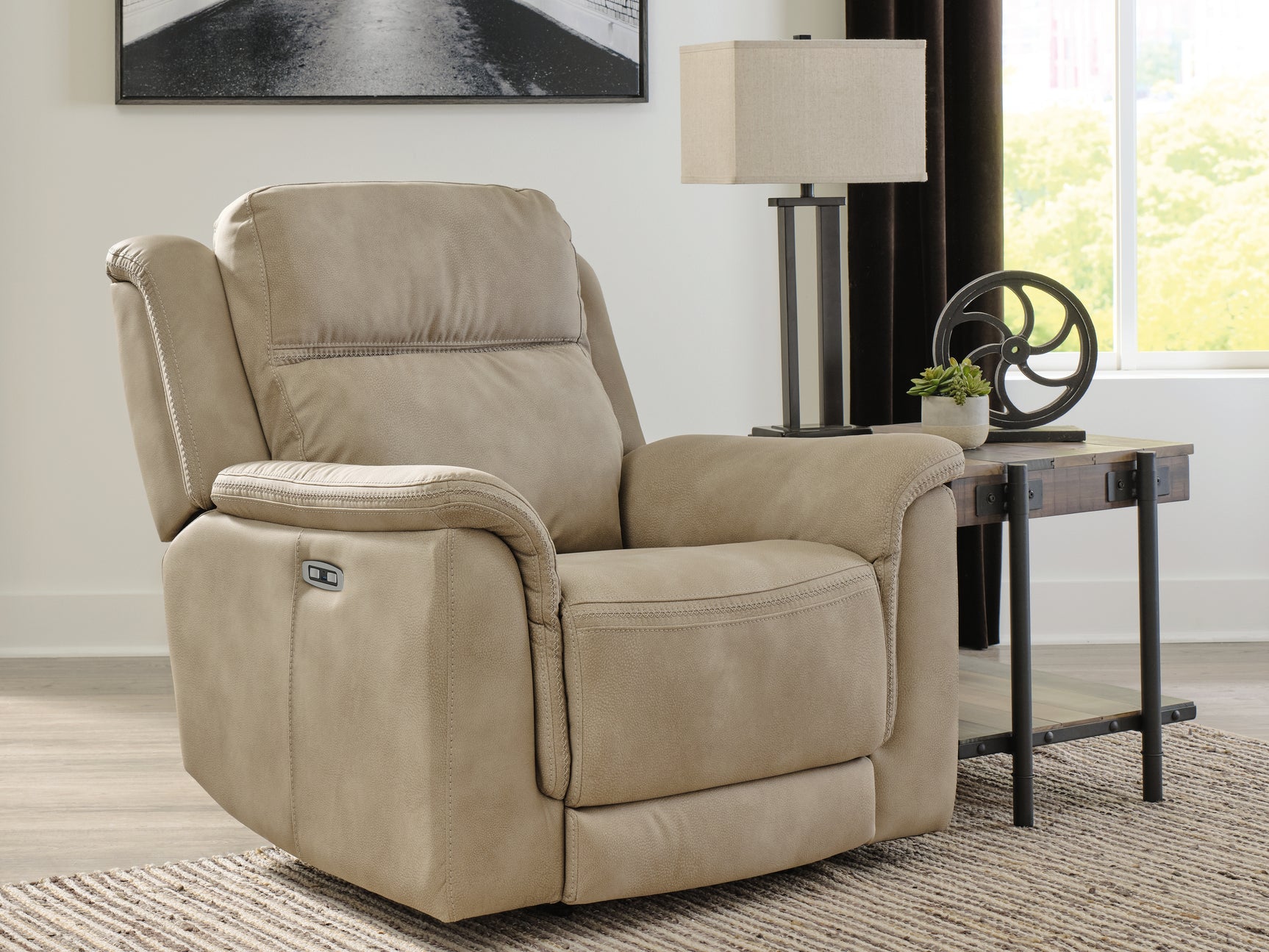 Recliner closed front angle