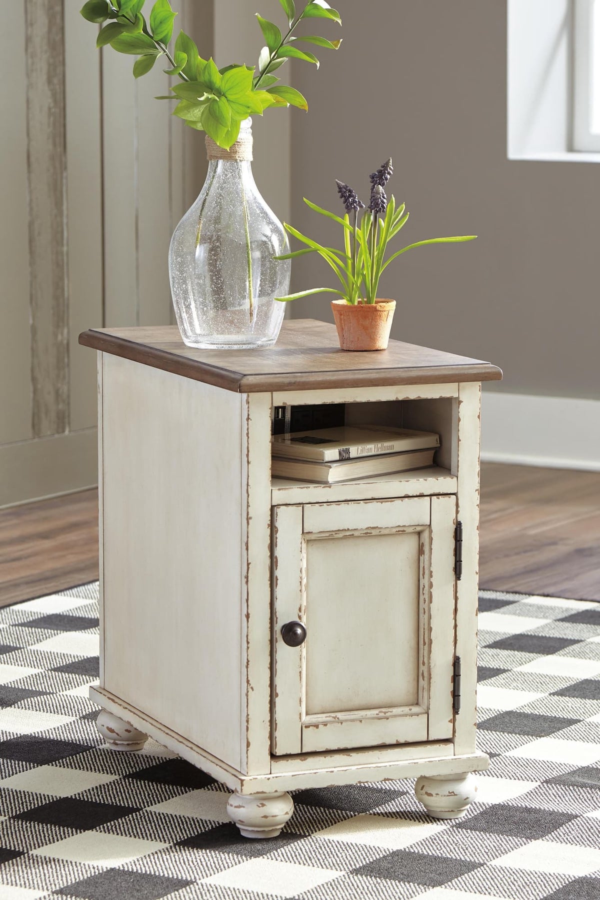 Realyn White/Brown 2 End Tables — product view