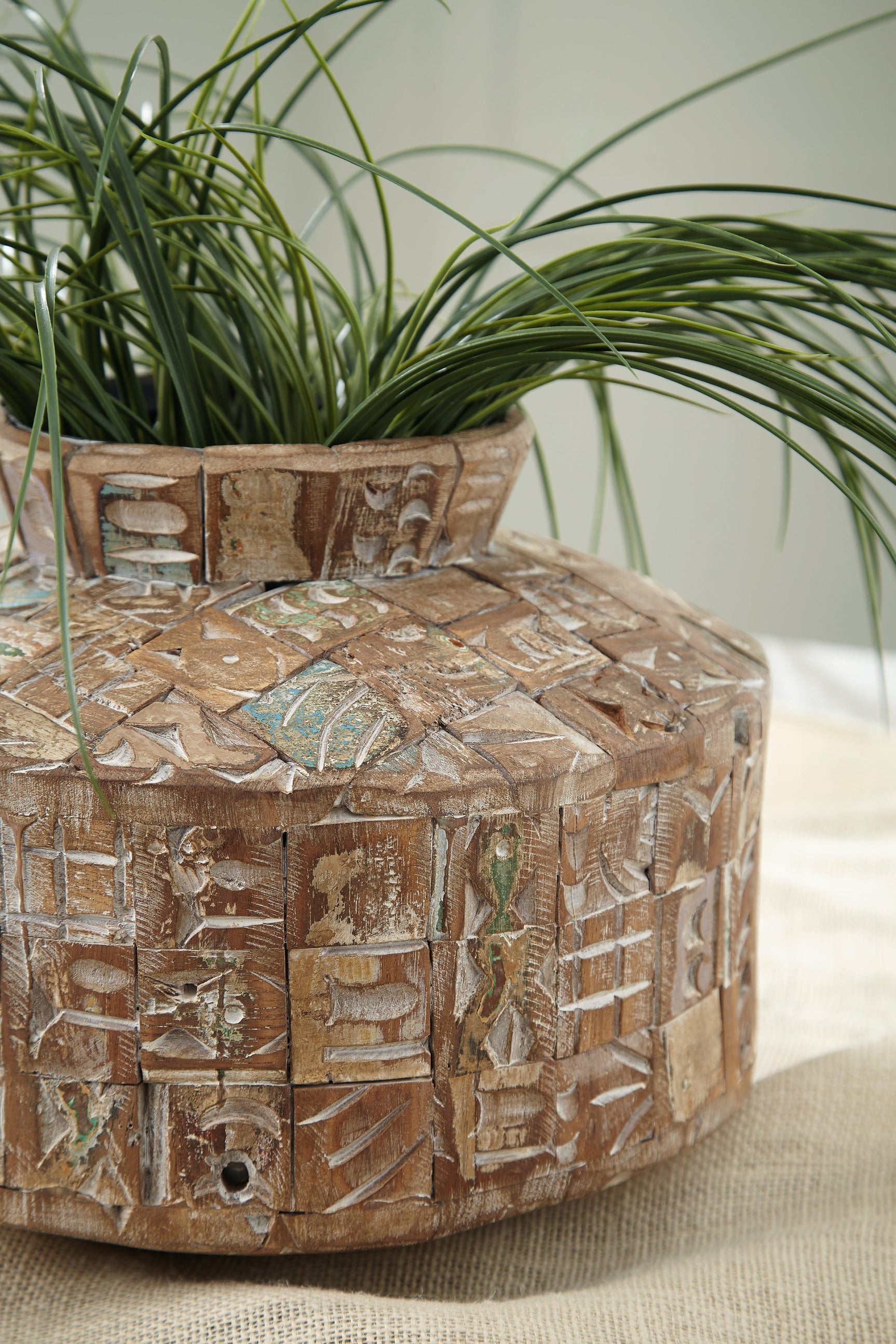 Meltland Natural Black Vase metal finish detail