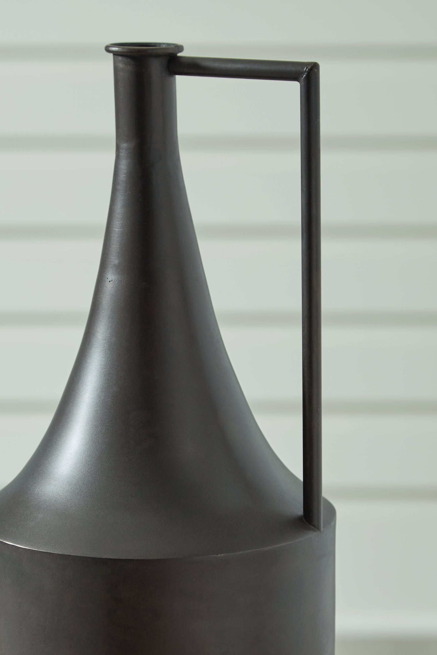 Zainforth Vase top view showing opening