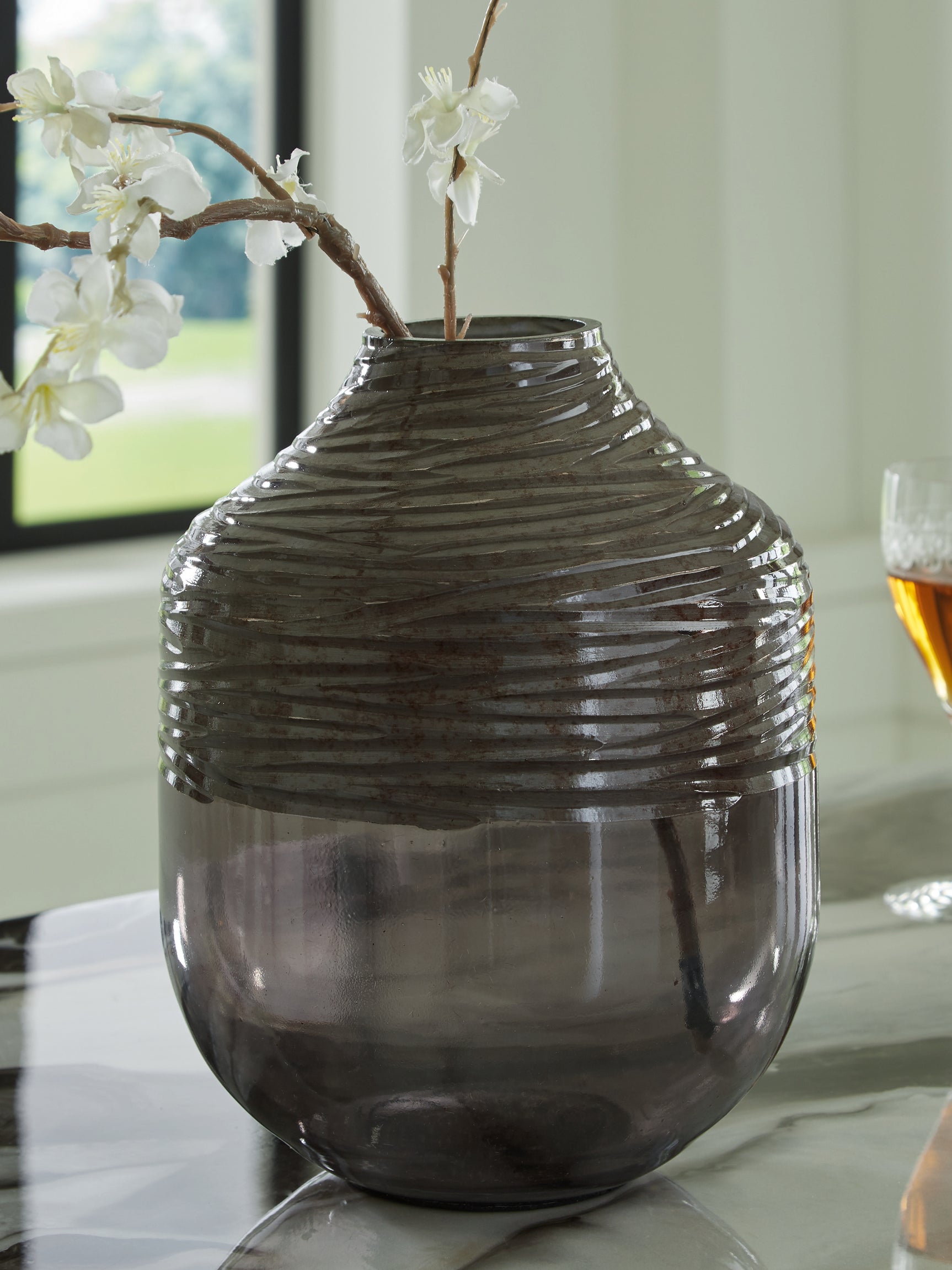 Harpwick Vase side view