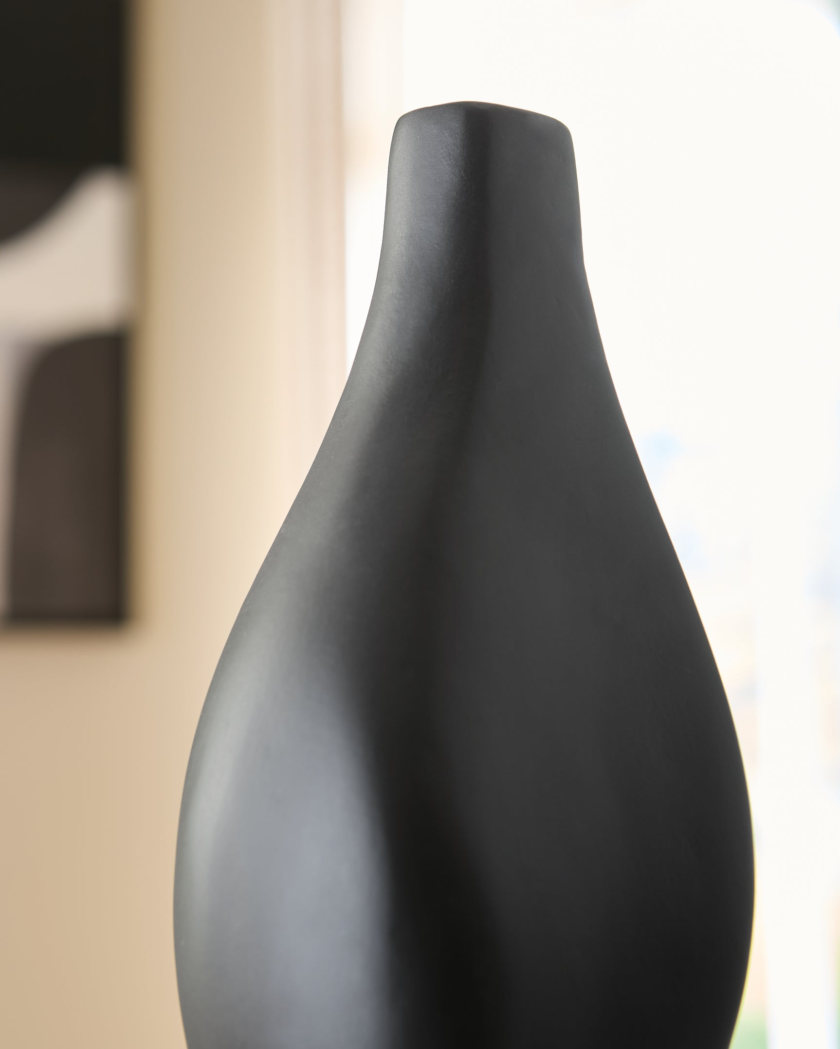 Judsen Black Vase black finish swatch